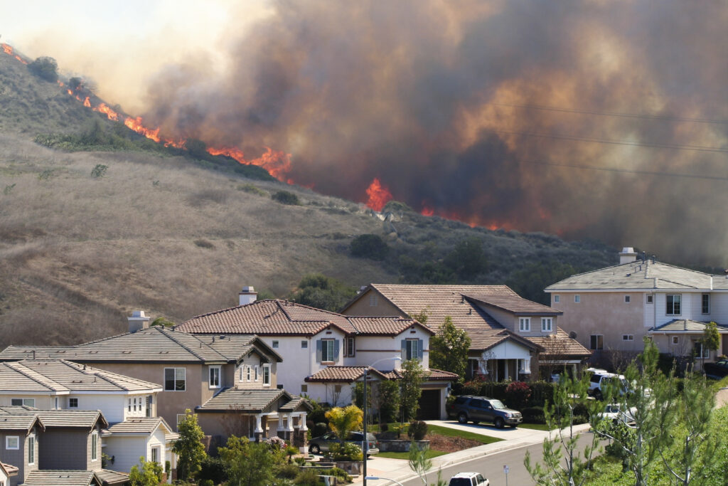 Southern California brush fire near houses - firefightrt